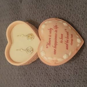 Sterling silver (925l rose shaped pierced earrings.